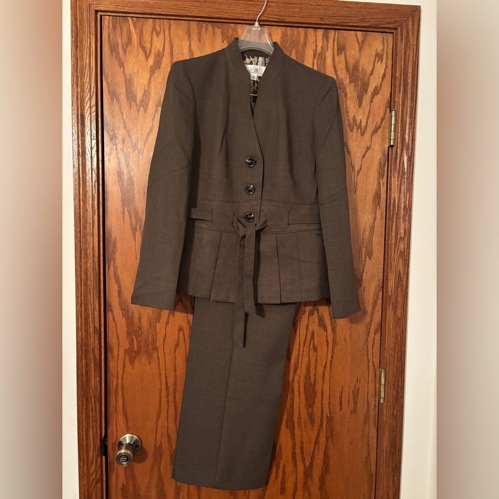PRICE DROPPED!! EUC Le Suit 12 Petite Brown Blazer and Slacks Ladies Suit.